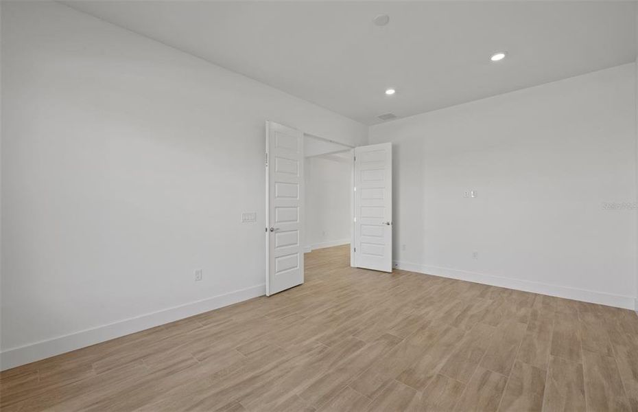 Spacious, unfurnished interior of a new home in , Bradenton (Image 23).