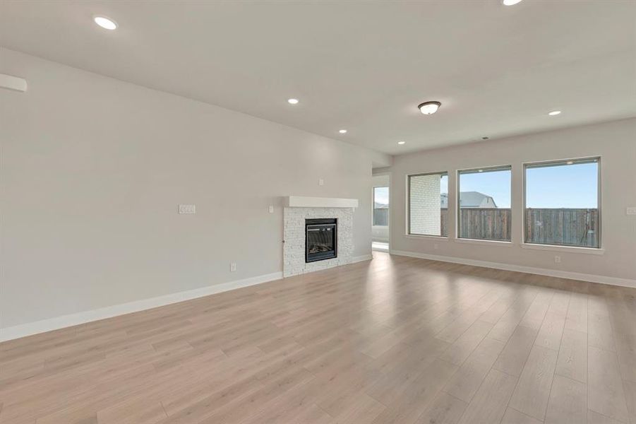 Spacious, unfurnished interior of a new home in Myrtle Creek, Waxahachie (Image 28).