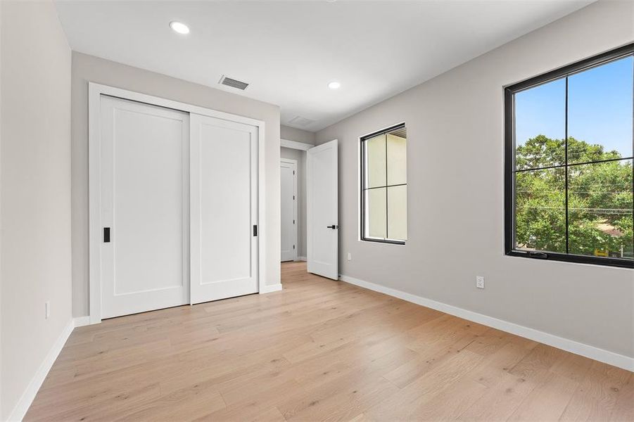 Spacious, unfurnished interior of a new home in , Orlando (Image 49).