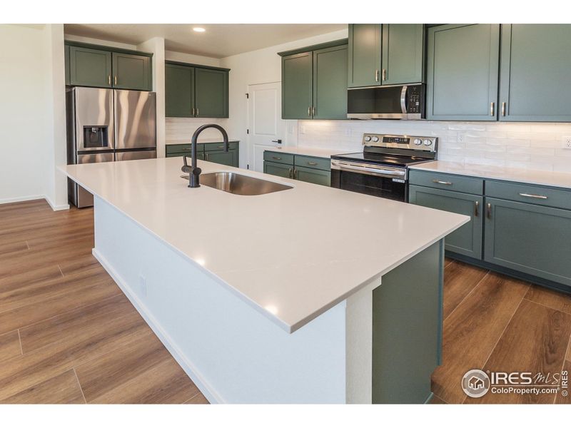 EXAMPLE PHOTO: KITCHEN ISLAND
