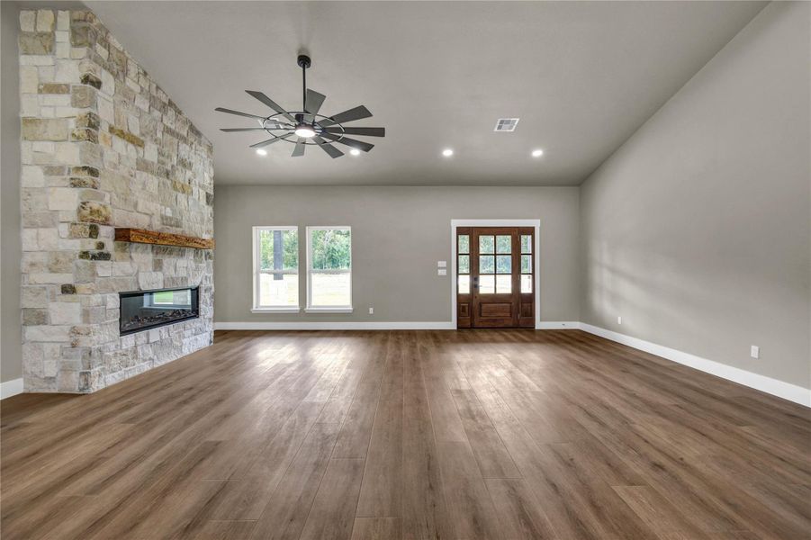 Spacious, unfurnished interior of a new home in , Angleton (Image 40).