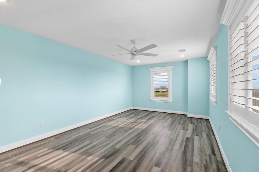 Spacious, unfurnished interior of a new home in , Galveston (Image 21).