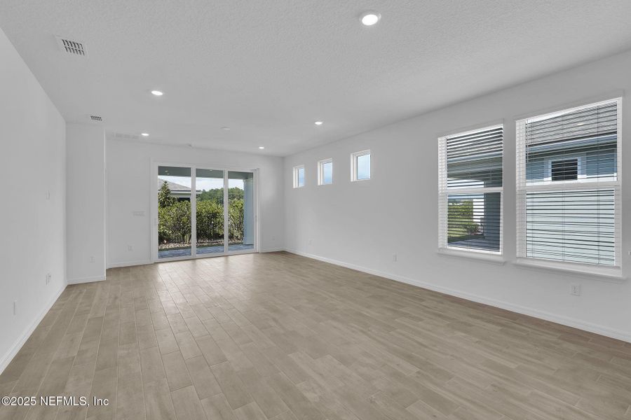 Spacious, unfurnished interior of a new home in , Yulee (Image 14).