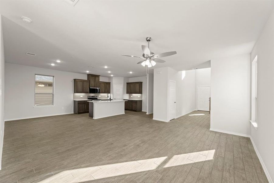 05. 1700 Edgeway - Family (2)