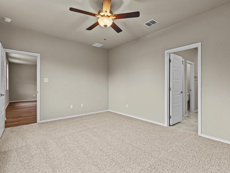 Spacious, unfurnished interior of a new home in Royal Crest, San Antonio (Image 28).