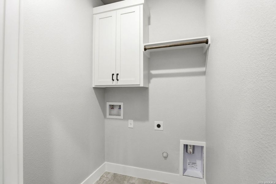 Spacious, unfurnished interior of a new home in , Canyon Lake (Image 19).