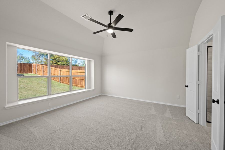 Spacious, unfurnished interior of a new home in Waterford Park, Weatherford (Image 18).