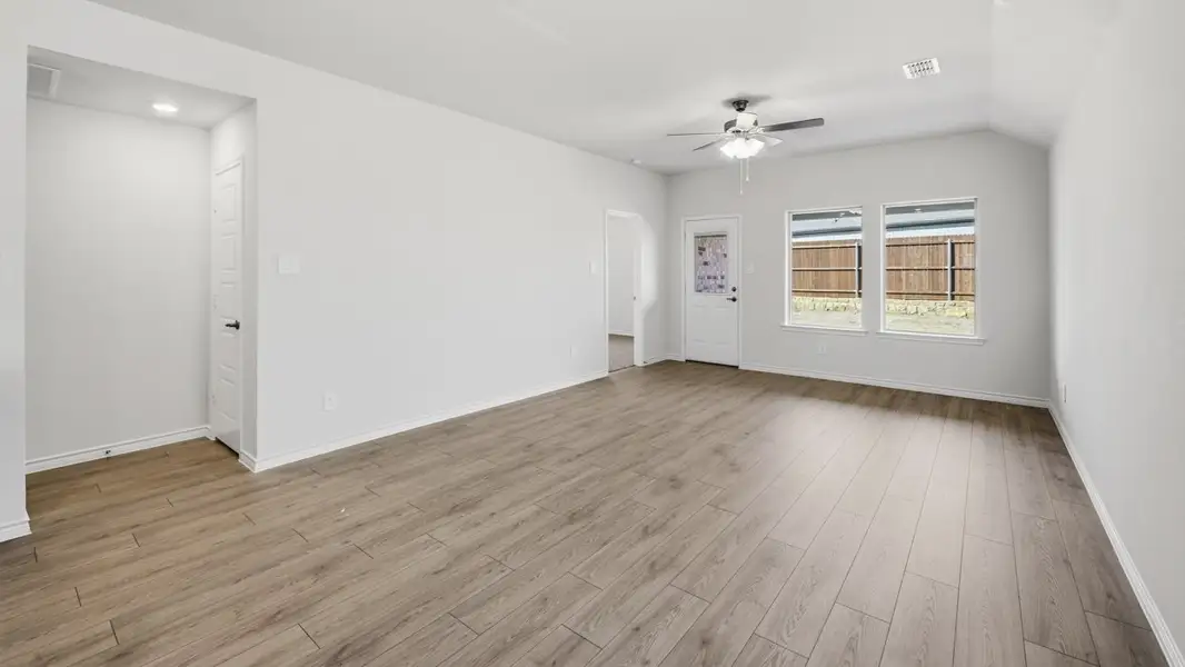 Spacious, unfurnished interior of a new home in Silverado, Aubrey (Image 5).