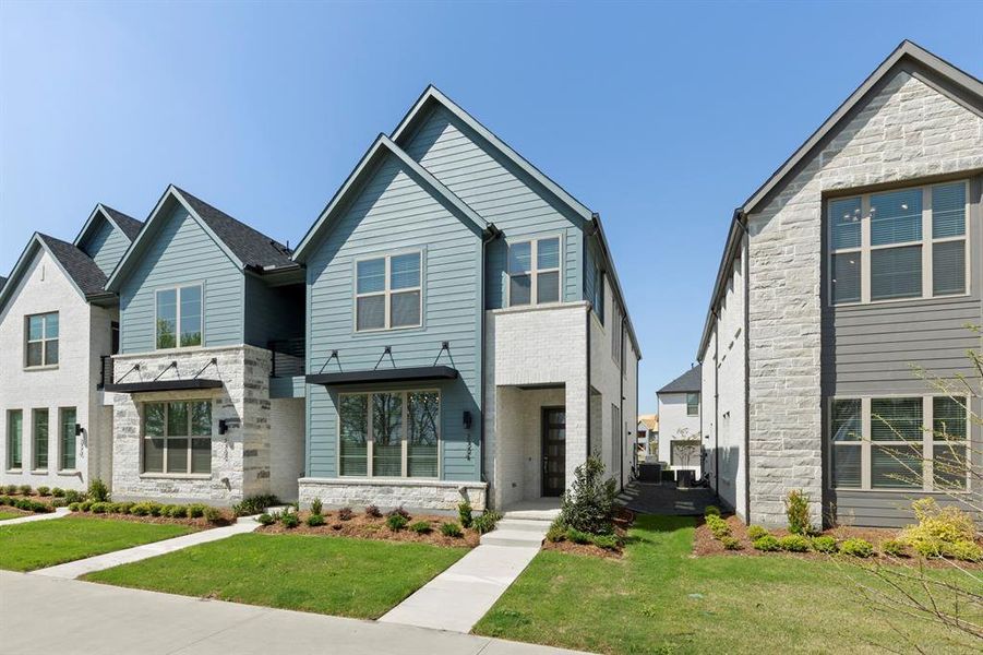 02. 2524 Campden Mews - Front (2)