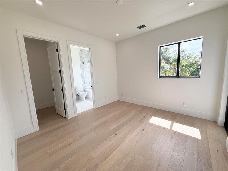 Spacious, unfurnished interior of a new home in , Lake Worth (Image 19).
