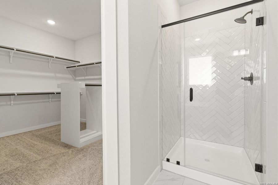 Spacious, unfurnished interior of a new home in Alamo Estates, San Antonio (Image 24).