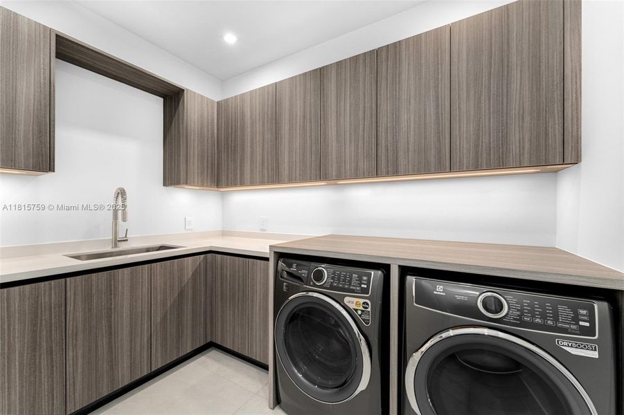 Furnished interior view inside a new home in , Pinecrest (Image 47).