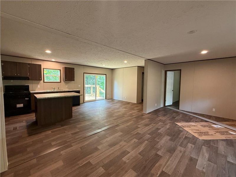 Spacious, unfurnished interior of a new home in , Villa Rica (Image 5).