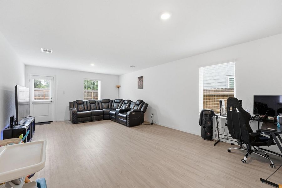Open Concept Living Ideal for Entertaining Open Concept Living Ideal for Entertaining