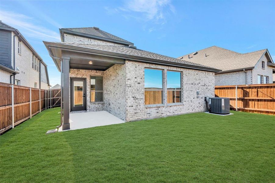 Exterior details and patio area of a home in Creekshaw – Gardens, Royse City (Image 2).