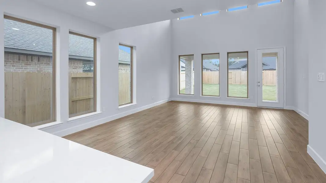 Spacious, unfurnished interior of a new home in The Highlands 45', Porter (Image 9).