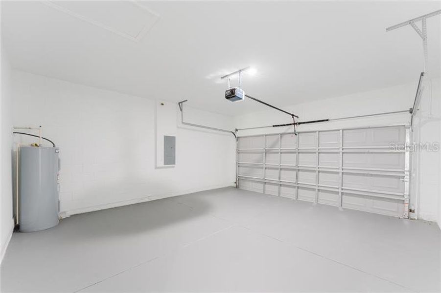 Spacious, unfurnished interior of a new home in , Ocala (Image 9).