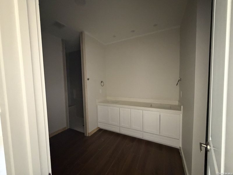 Spacious, unfurnished interior of a new home in , Laredo (Image 7).