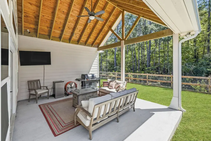 Exterior details and patio area of a home in , Anahuac (Image 24).