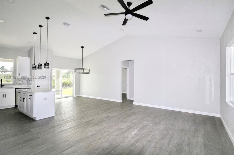 Spacious, unfurnished interior of a new home in , Sebring (Image 28).
