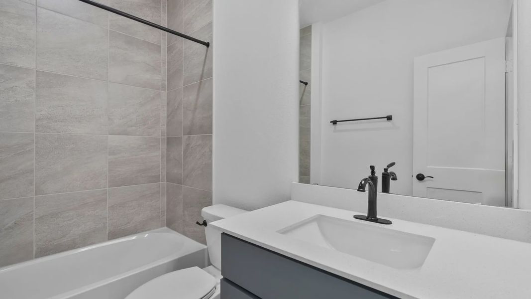 Furnished interior view inside a new home in Evergreen 60s, Conroe (Image 15).