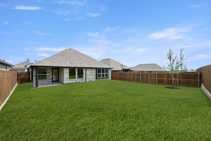 Exterior details and patio area of a home in Summer Crest, Fort Worth (Image 20).