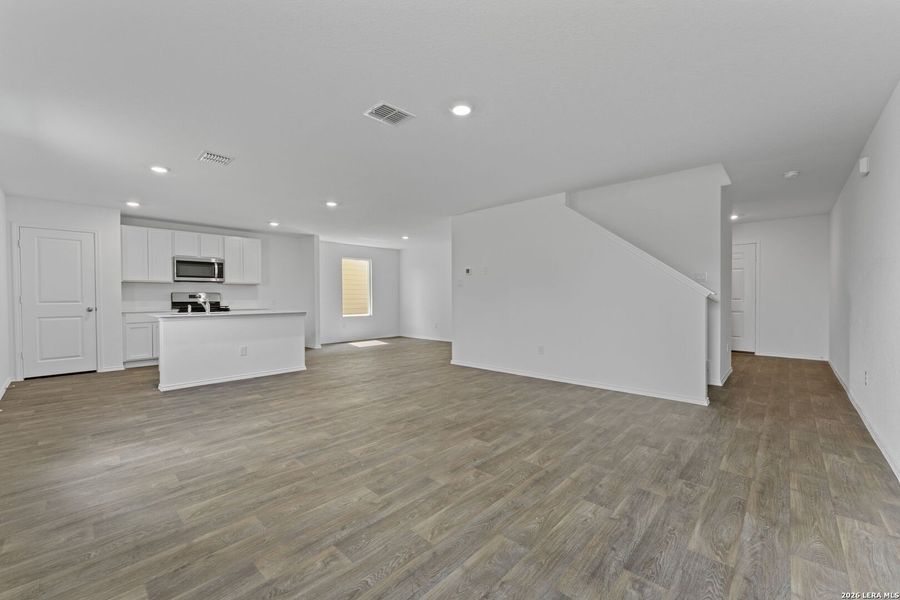 Spacious, unfurnished interior of a new home in Avenida, Converse (Image 21).