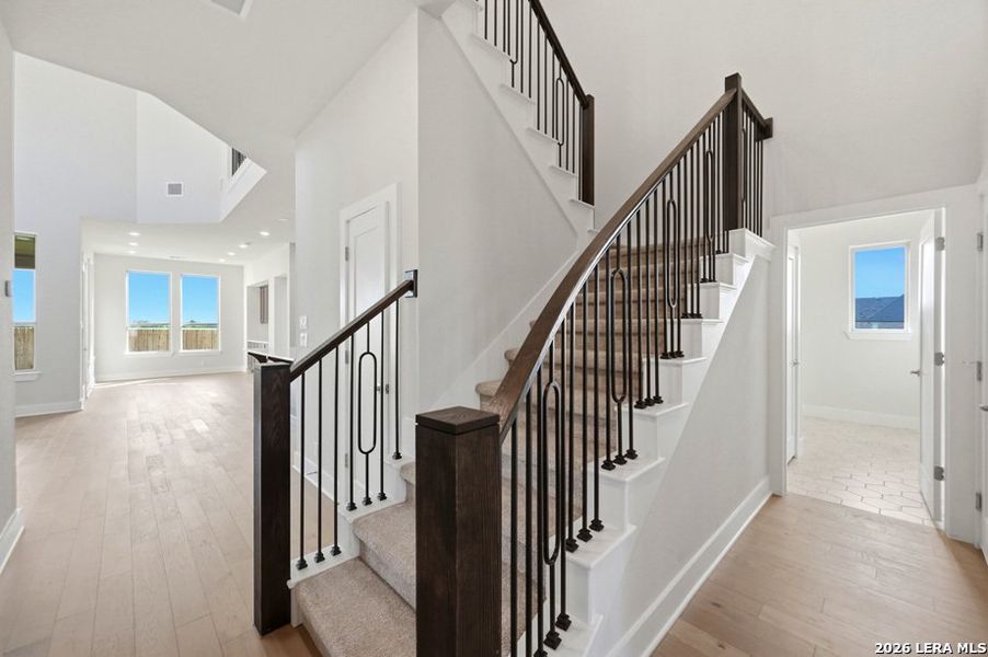 Spacious, unfurnished interior of a new home in Venado Crossing, Cibolo (Image 13).
