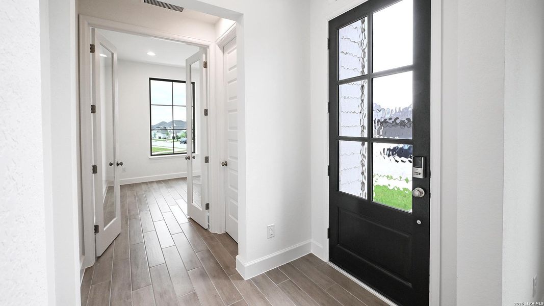 Spacious, unfurnished interior of a new home in The Parklands, Schertz (Image 11).