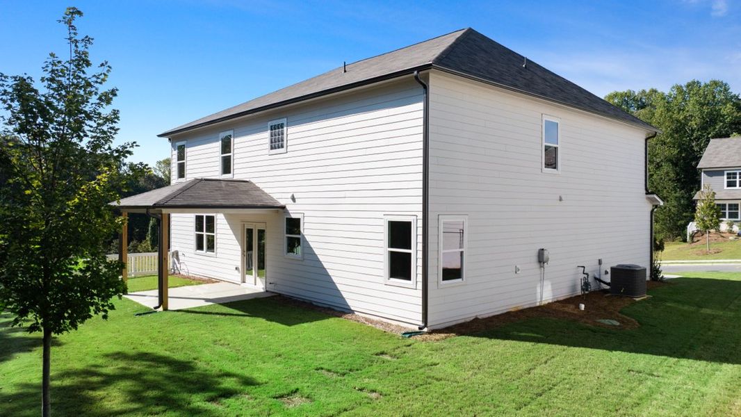 Representative exterior details of a home built from the MANSFIELD by D.R. Horton in Falcon Landing, Gainesville (Image 3).