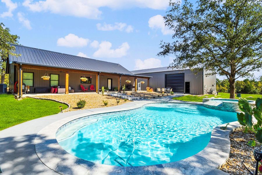 Community amenities in , Normangee (Image 28).