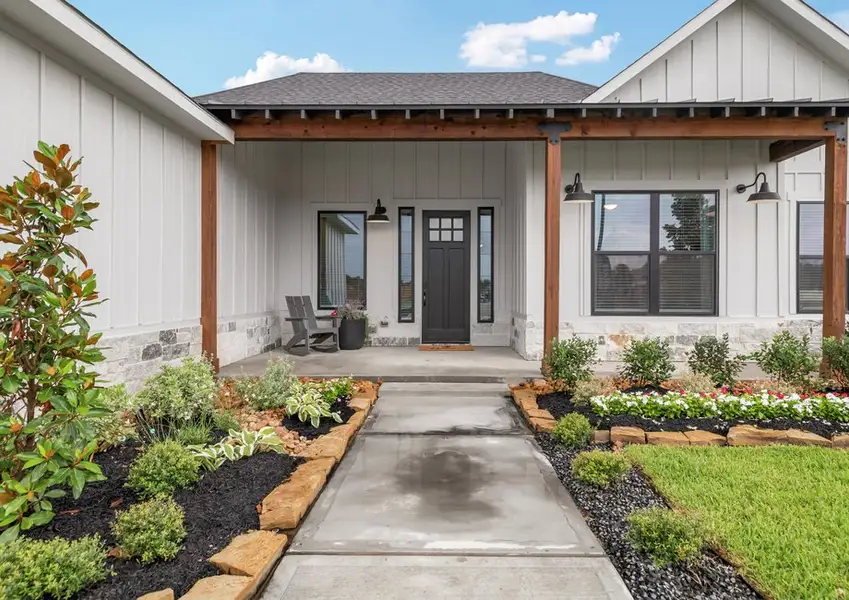 The Juliette has a welcoming front porch. The Juliette has a welcoming front porch.