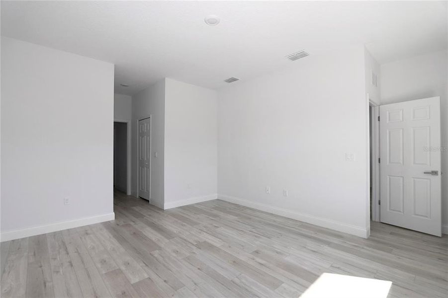 Spacious, unfurnished interior of a new home in , Ocala (Image 30).