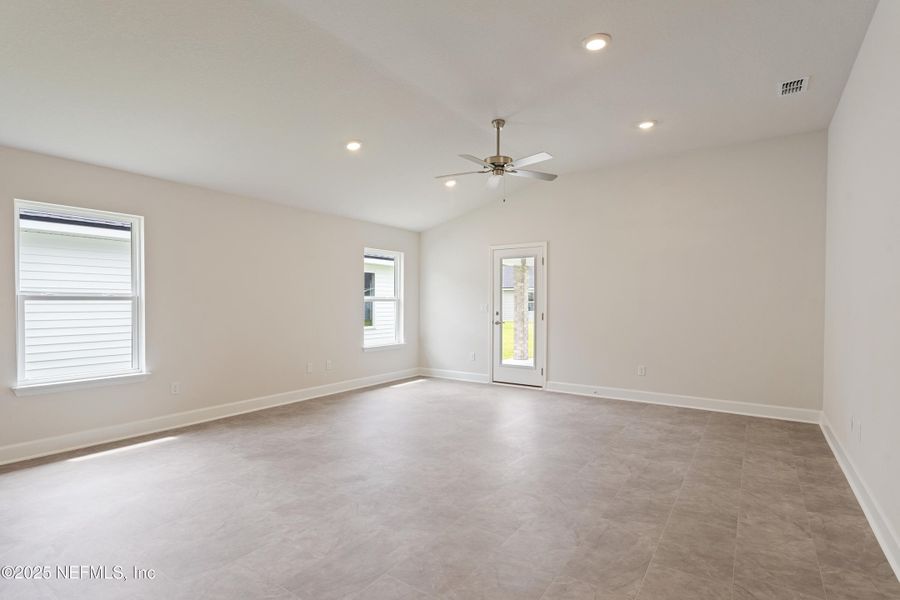 Spacious, unfurnished interior of a new home in Summerglen, Jacksonville (Image 10).