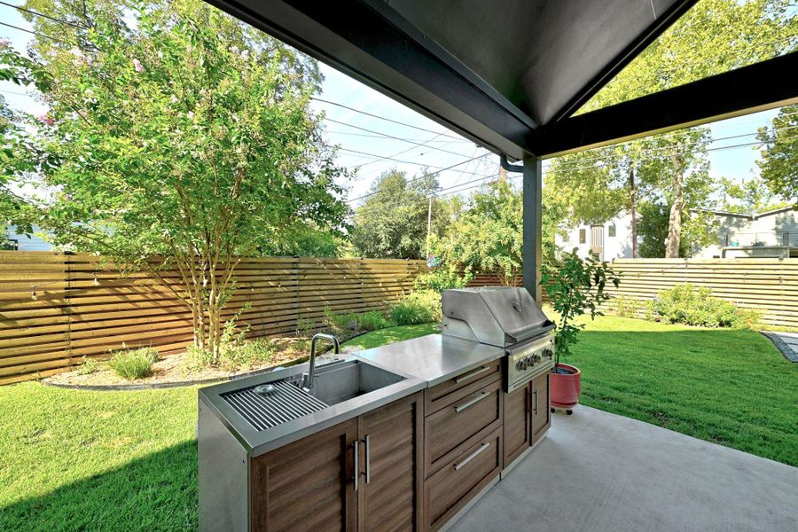 Top notch outdoor cooking setup with grill, cabinets and cold water sink Top notch outdoor cooking setup with grill, cabinets and cold water sink