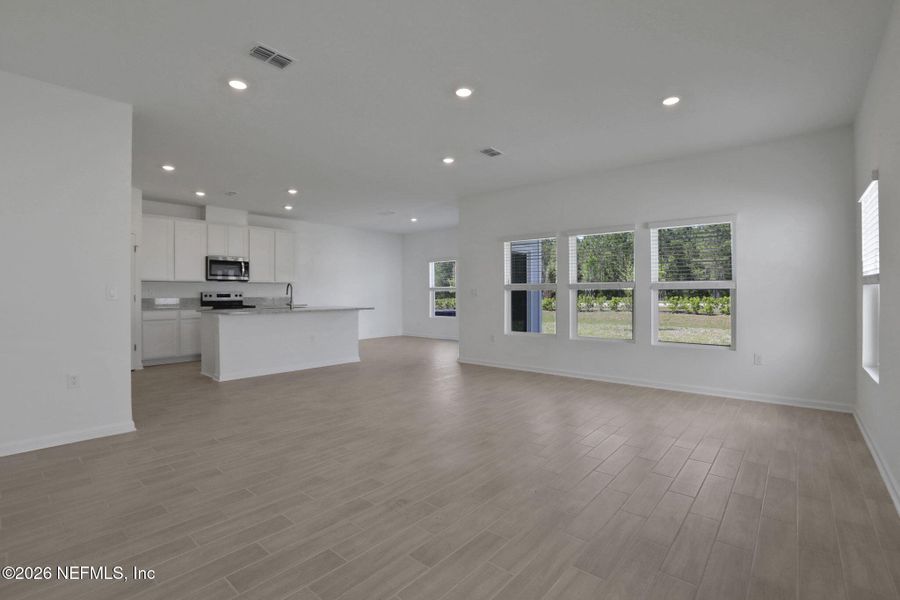 Spacious, unfurnished interior of a new home in Amberly, Green Cove Springs (Image 20).