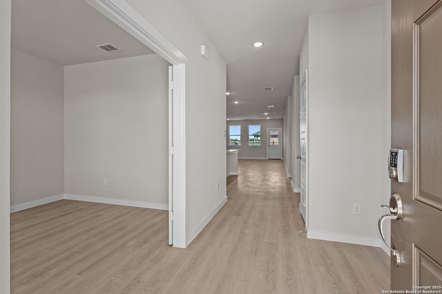 Spacious, unfurnished interior of a new home in Cinco Lakes, San Antonio (Image 24).