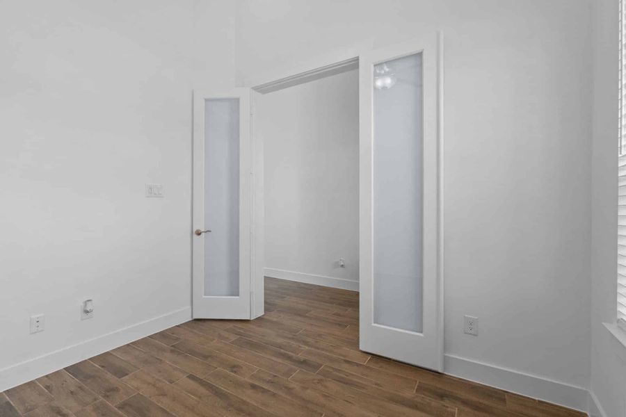 Spacious, unfurnished interior of a new home in Wood Leaf Reserve, Tomball (Image 15).