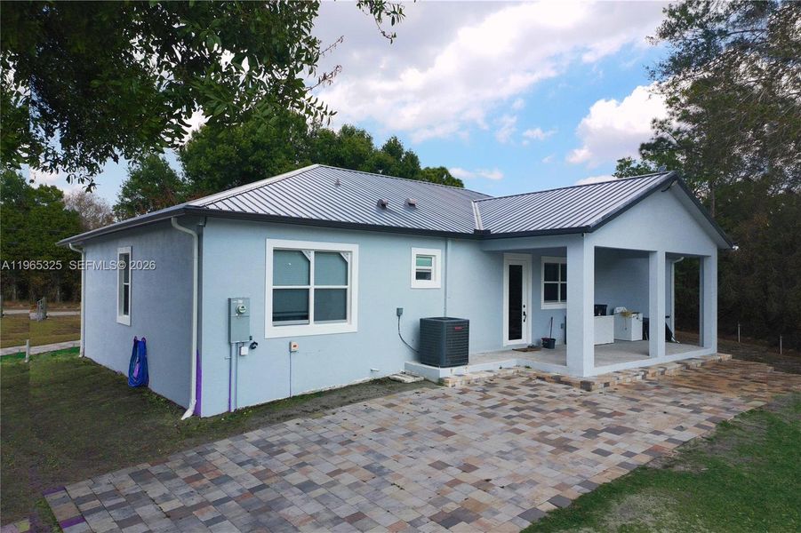 Exterior details and patio area of a home in , Clewiston (Image 28).