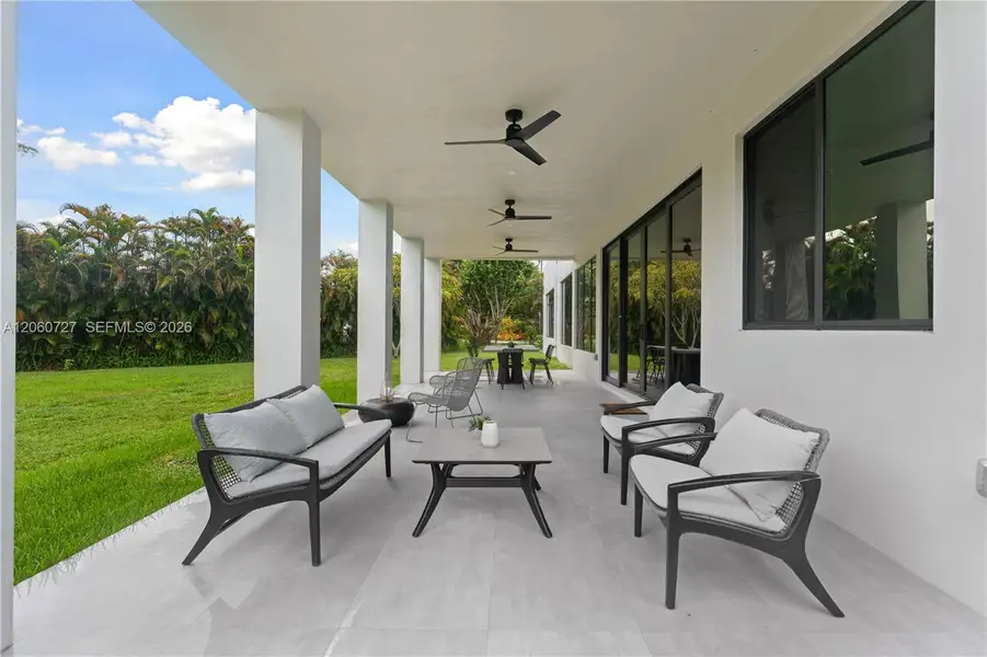 Exterior details and patio area of a home in , Plantation (Image 3).