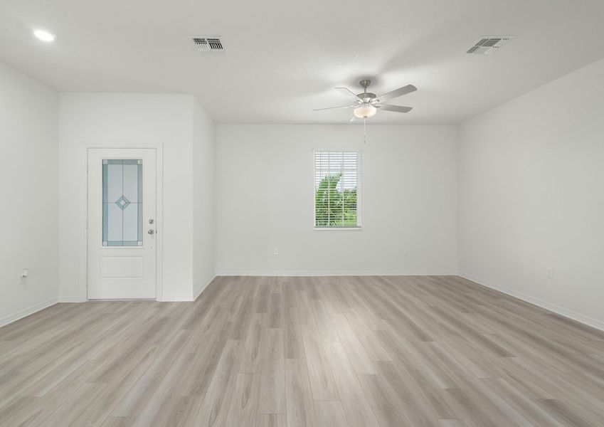 The dining room is ready to host your next diner party!