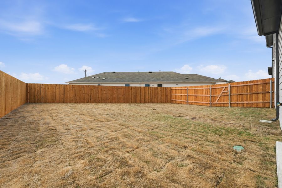 Exterior details and patio area of a home in Longview, Del Valle (Image 15).