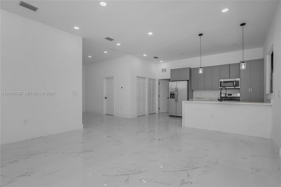 Spacious, unfurnished interior of a new home in , Cape Coral (Image 16).