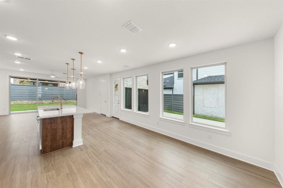 04. 1141 Amaryllis - Dining