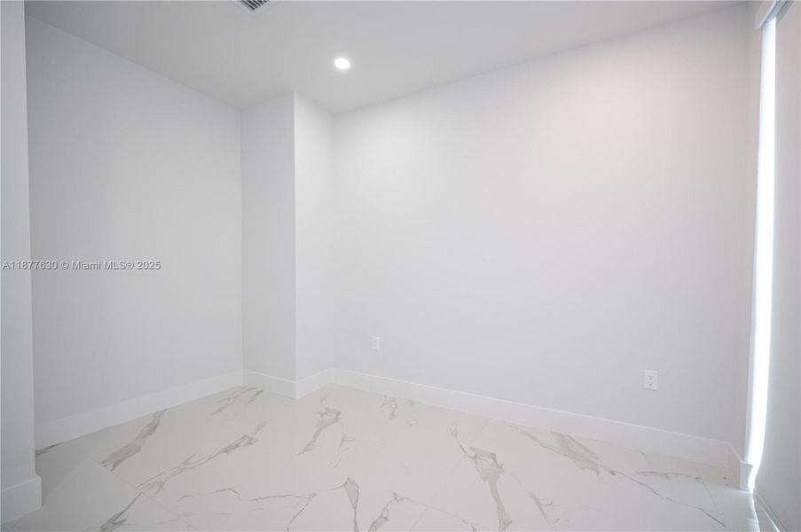 Spacious, unfurnished interior of a new home in , Florida City (Image 16).