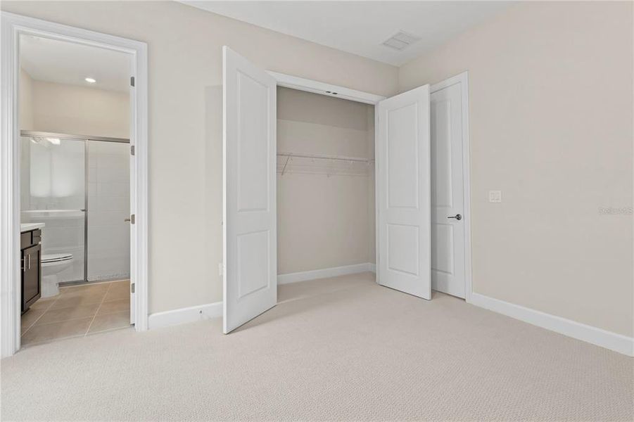 Spacious, unfurnished interior of a new home in , Sarasota (Image 18).