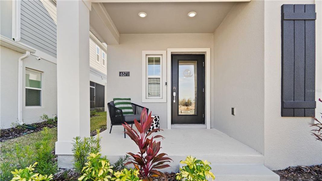 Exterior details and patio area of a home in , Orlando (Image 3).