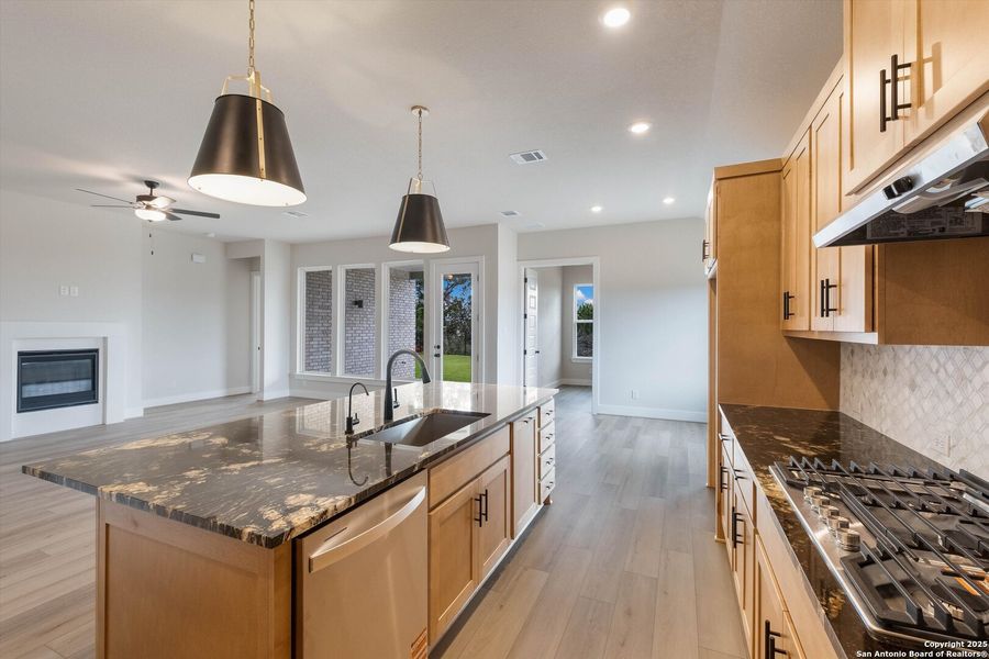 Image 28 of a home in Esperanza.