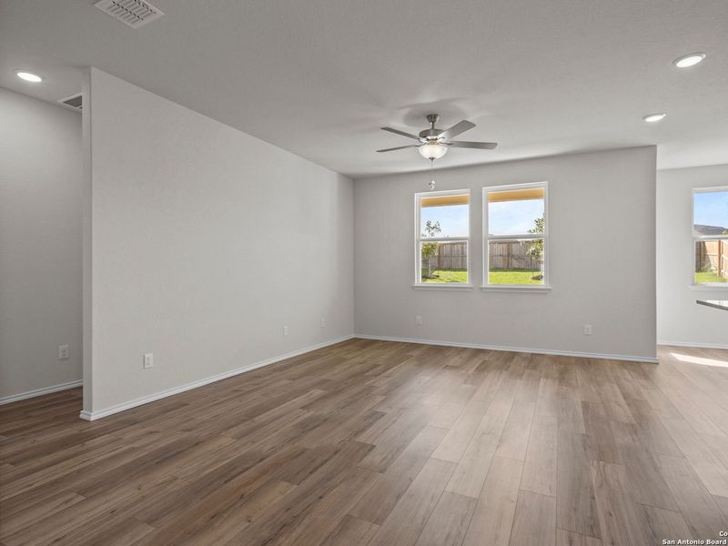 Spacious, unfurnished interior of a new home in Comanche Ridge, San Antonio (Image 16).