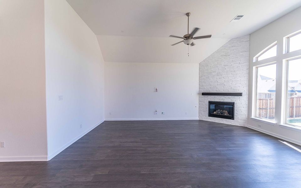 Spacious, unfurnished interior of a new home in Sonoma Verde, Rockwall (Image 15).